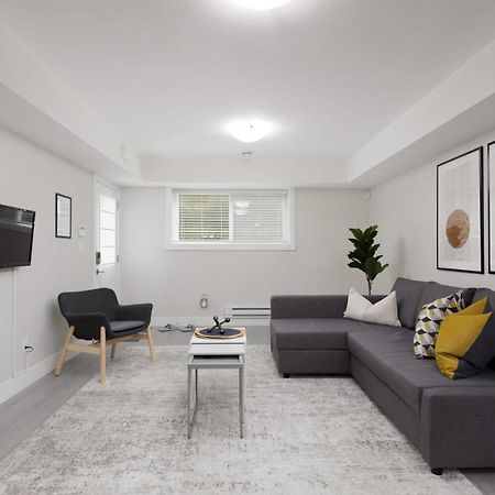 Tastefully Furnished And Newly Updated 2 Bd Central Lynn Valley North Vancouver Villa Exterior photo