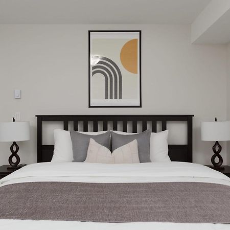 Tastefully Furnished And Newly Updated 2 Bd Central Lynn Valley North Vancouver Villa Exterior photo
