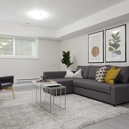 Tastefully Furnished And Newly Updated 2 Bd Central Lynn Valley North Vancouver Villa Exterior photo