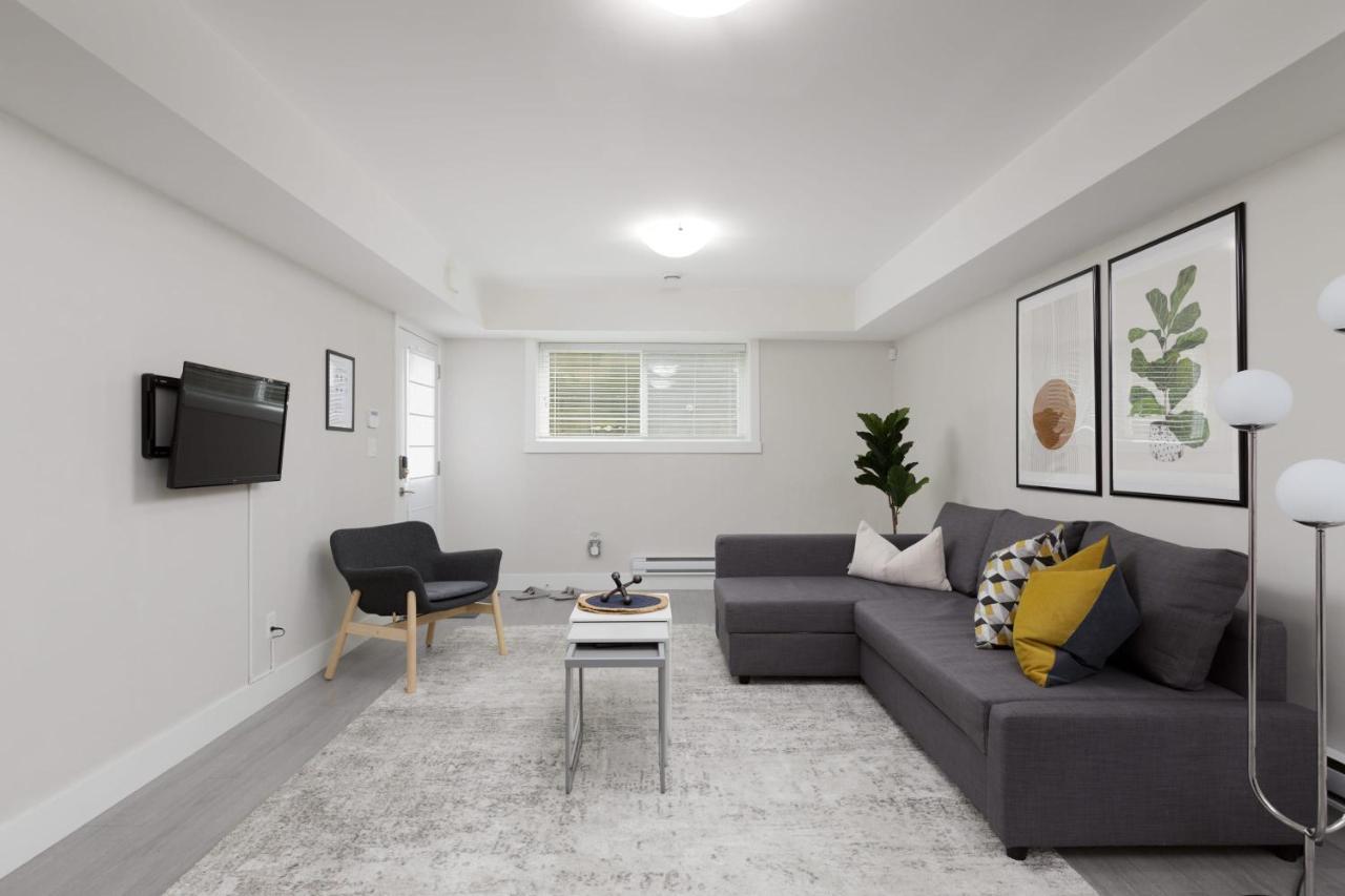 Tastefully Furnished And Newly Updated 2 Bd Central Lynn Valley North Vancouver Villa Exterior photo