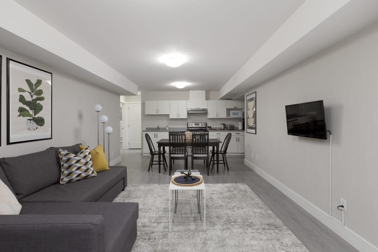 Tastefully Furnished And Newly Updated 2 Bd Central Lynn Valley North Vancouver Villa Exterior photo