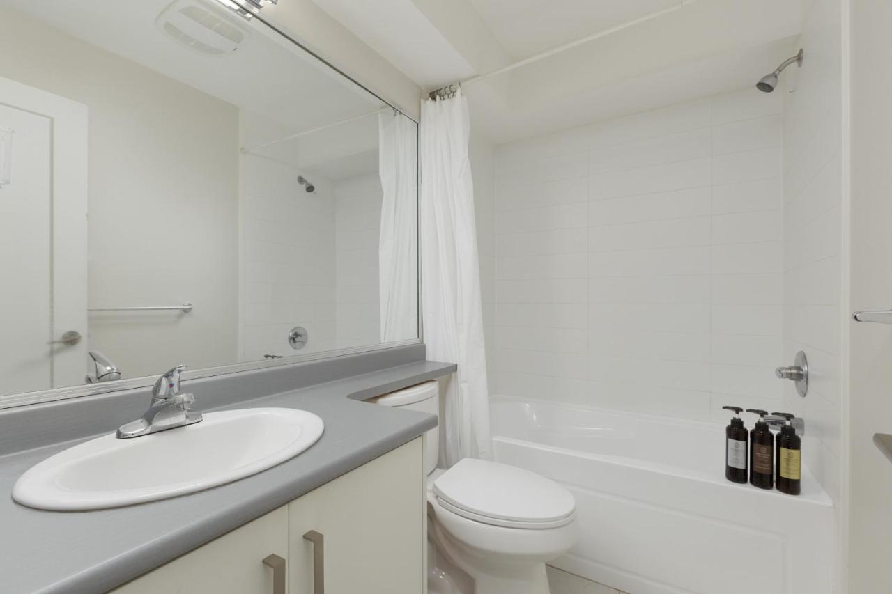 Tastefully Furnished And Newly Updated 2 Bd Central Lynn Valley North Vancouver Villa Exterior photo