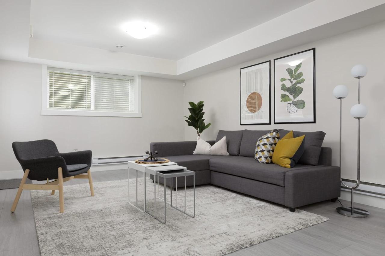 Tastefully Furnished And Newly Updated 2 Bd Central Lynn Valley North Vancouver Villa Exterior photo