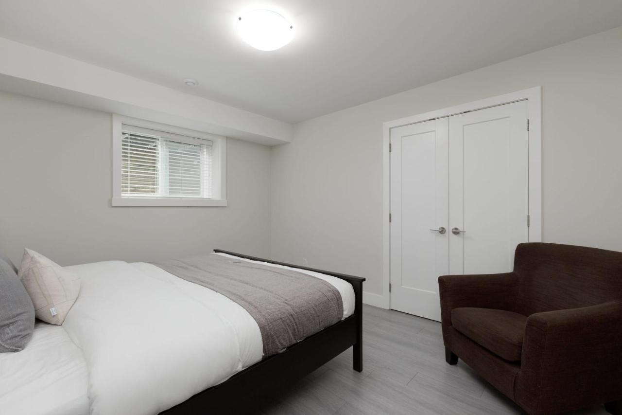 Tastefully Furnished And Newly Updated 2 Bd Central Lynn Valley North Vancouver Villa Exterior photo