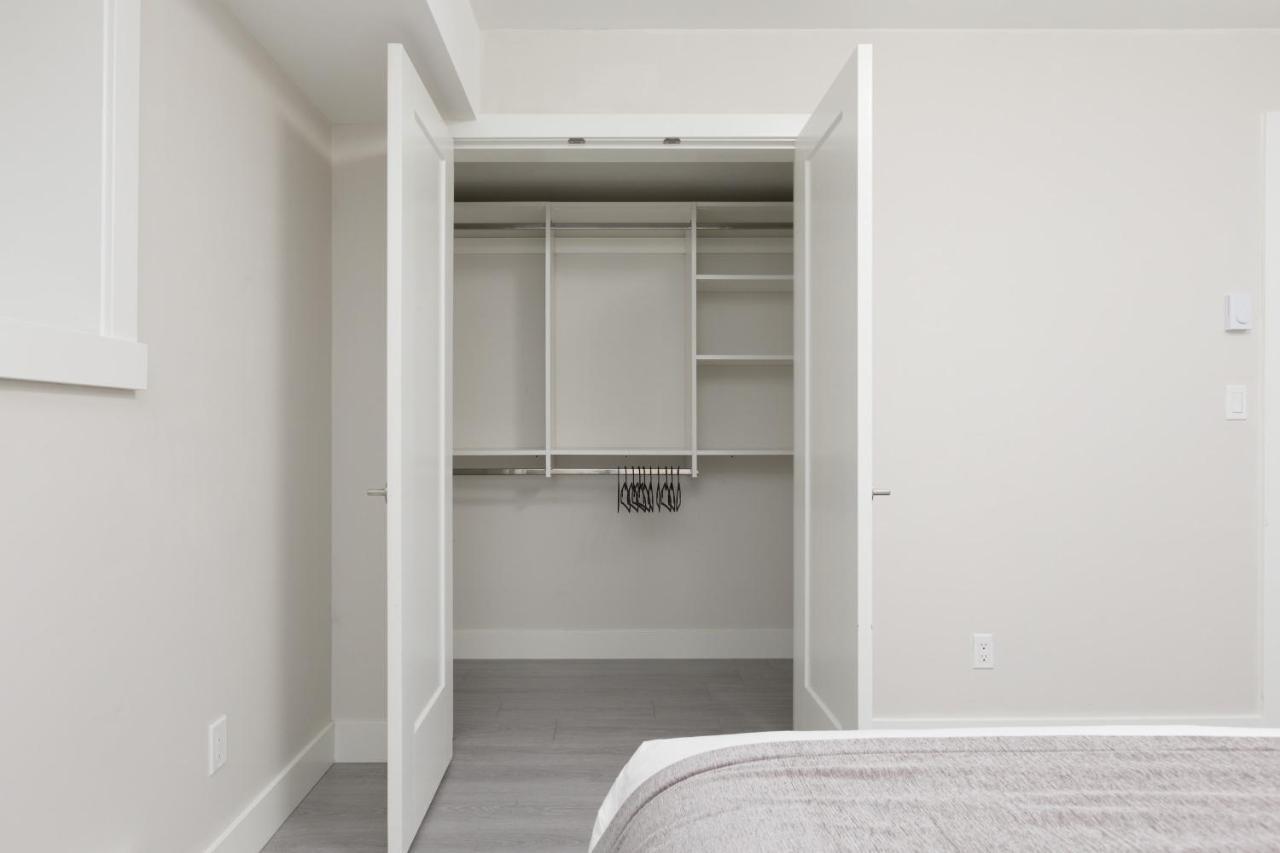 Tastefully Furnished And Newly Updated 2 Bd Central Lynn Valley North Vancouver Villa Exterior photo