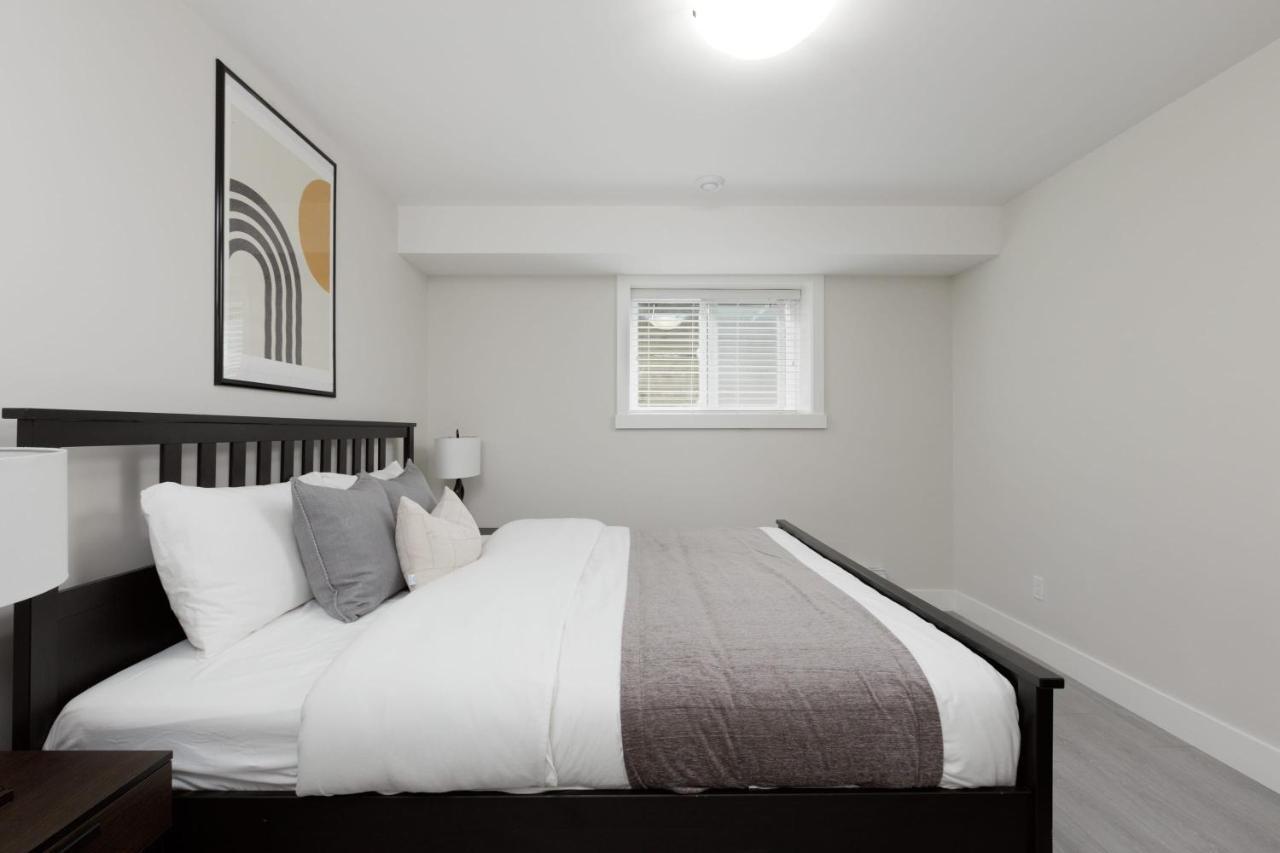 Tastefully Furnished And Newly Updated 2 Bd Central Lynn Valley North Vancouver Villa Exterior photo