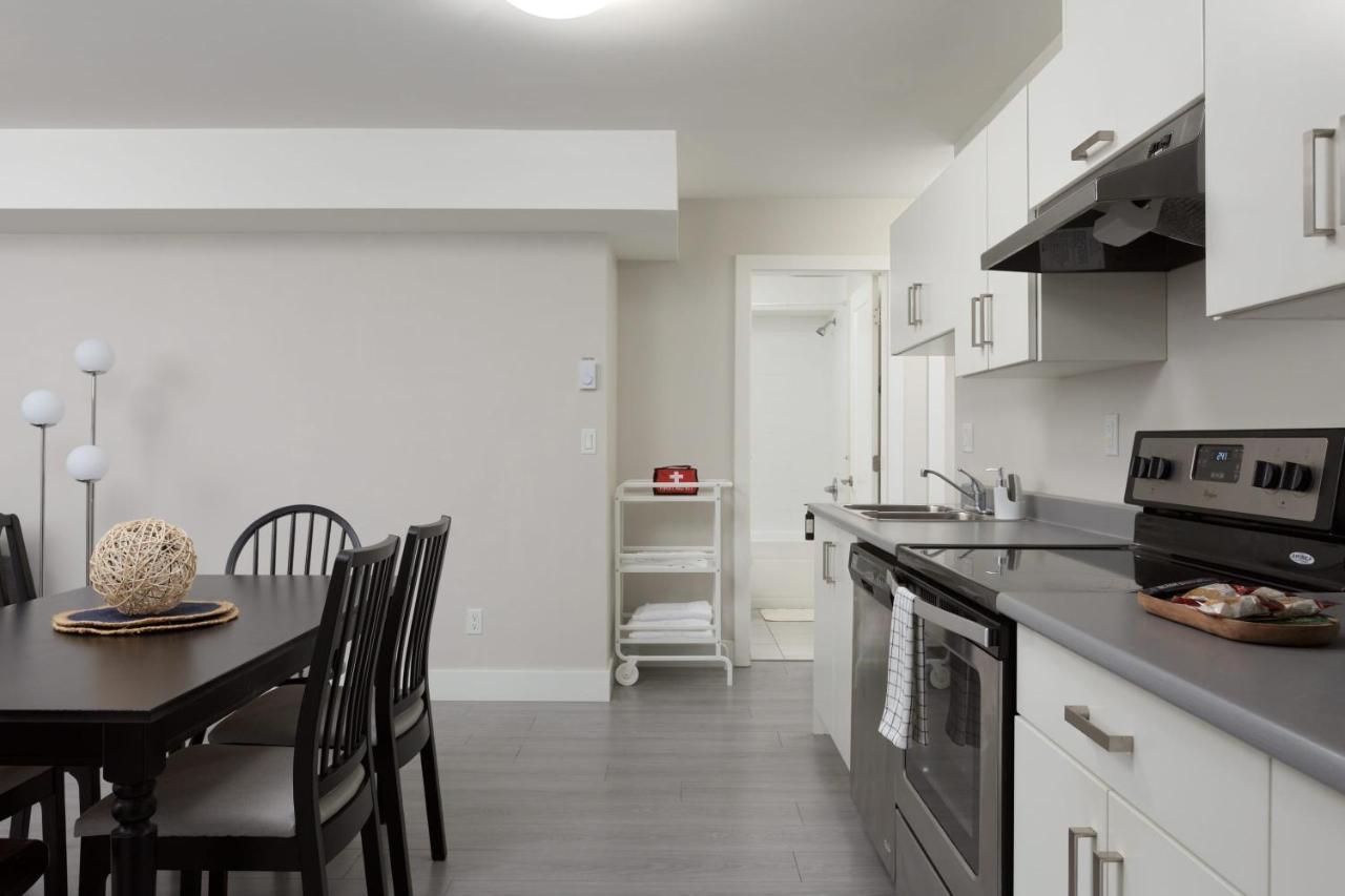 Tastefully Furnished And Newly Updated 2 Bd Central Lynn Valley North Vancouver Villa Exterior photo